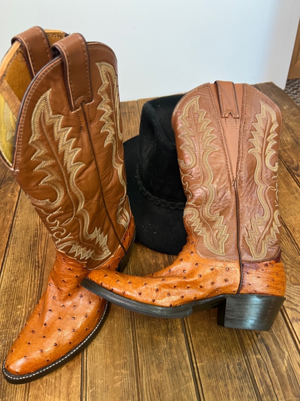 Women’s Justin cowboy boots  vintage Boots Brown and Tan Ostrich size 7”